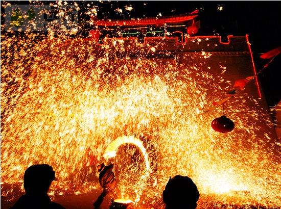 五穀豊穣や豊かな暮らしへの願いが込められた伝統芸能、打樹花(何さん特別編)